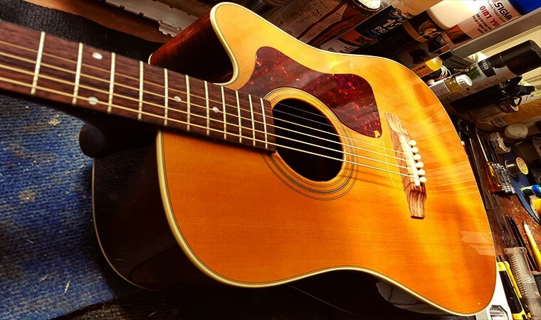 סט אפ לגיטרה אקוסטית יוקרתית מבית חברת גילד האמריקאית