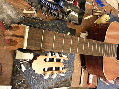 תיקון שבר בגיטרה קלאסית -לפני טיפול