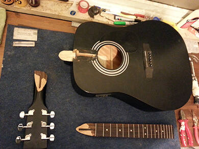 תיקון גיטרה שבורה ל3 חלקים -לפני טיפול