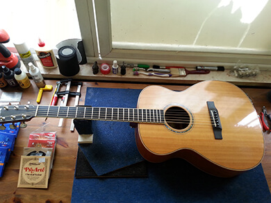 סט-אפ לגיטרה אקוסטית יוקרתית מבית לאריבי בשווי 14,000 שקלים