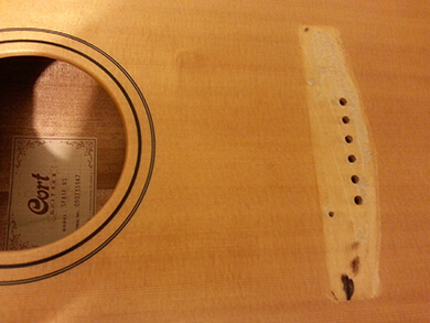 החלפת גשר בגיטרה אקוסטית - לפני טיפול