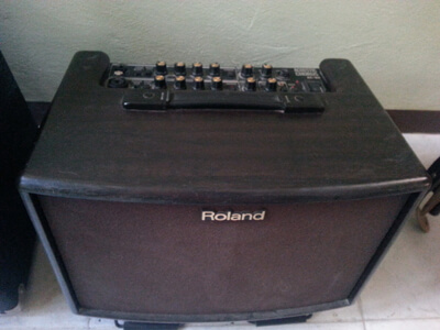 מגבר אקוסטי רולנד בסטודיו